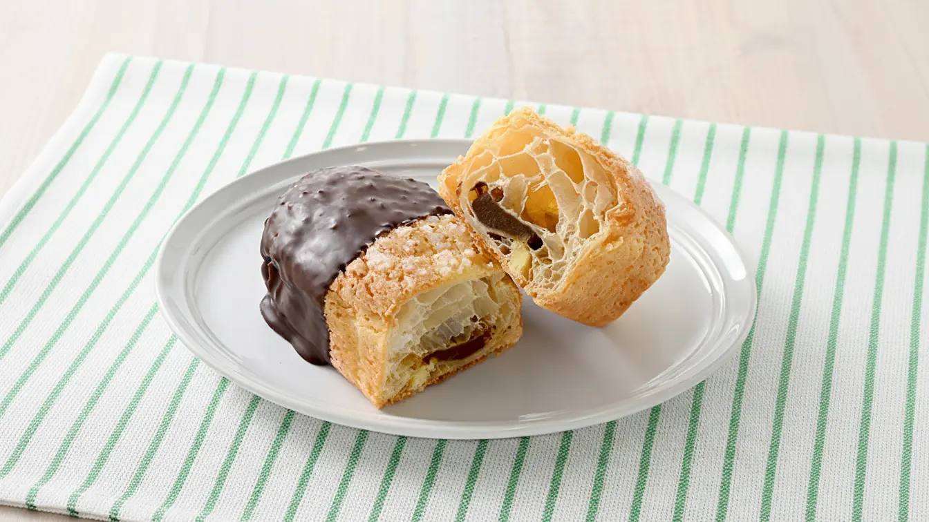 ザクザク×ふわとろの二重奏！ファミマの新作「クロワッサンメロンパン